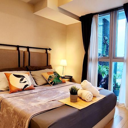 Spacious 7U Homey Unit Steps Away From Uptown Mall And Mitsukoshi Mall Free Parking With Washer Manila Exterior foto
