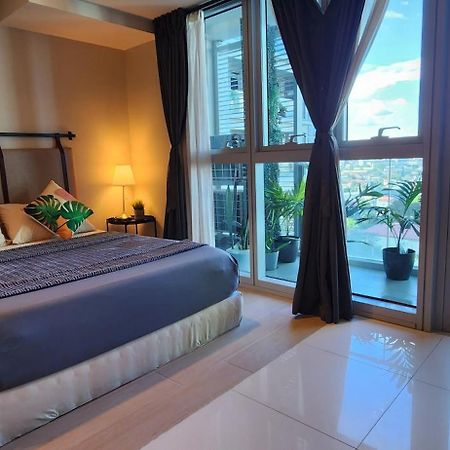 Spacious 7U Homey Unit Steps Away From Uptown Mall And Mitsukoshi Mall Free Parking With Washer Manila Exterior foto