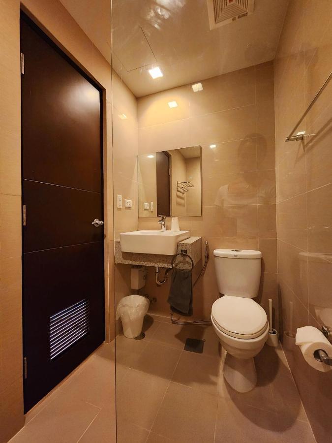 Spacious 7U Homey Unit Steps Away From Uptown Mall And Mitsukoshi Mall Free Parking With Washer Manila Exterior foto