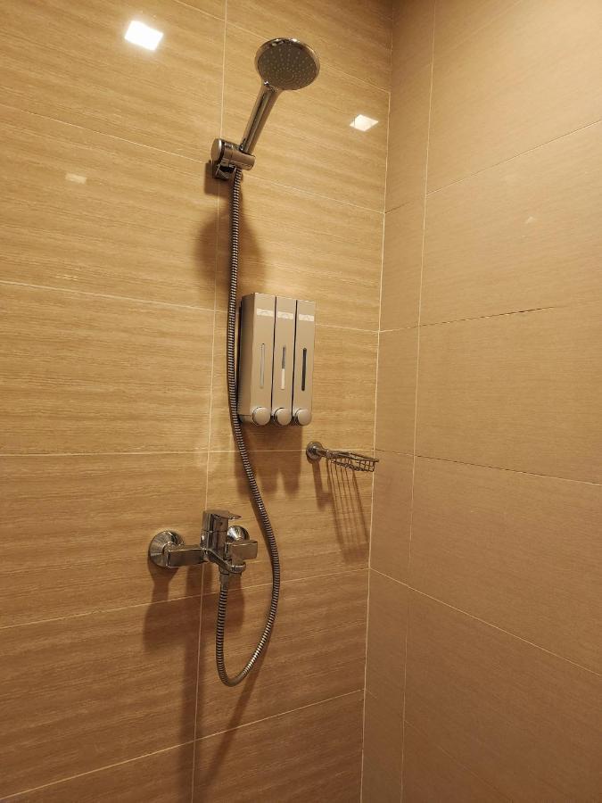 Spacious 7U Homey Unit Steps Away From Uptown Mall And Mitsukoshi Mall Free Parking With Washer Manila Exterior foto