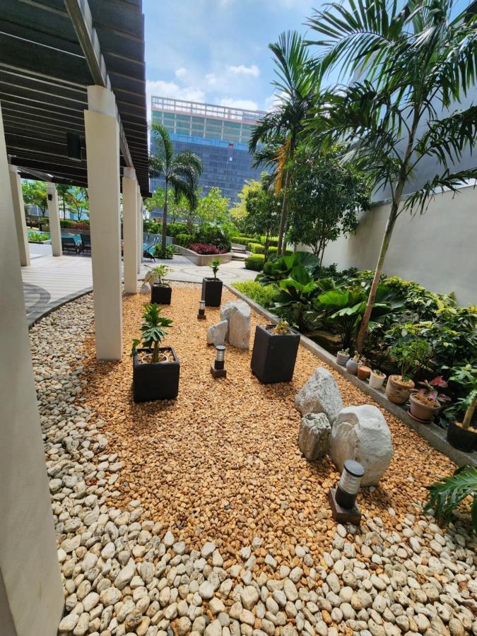 Spacious 7U Homey Unit Steps Away From Uptown Mall And Mitsukoshi Mall Free Parking With Washer Manila Exterior foto