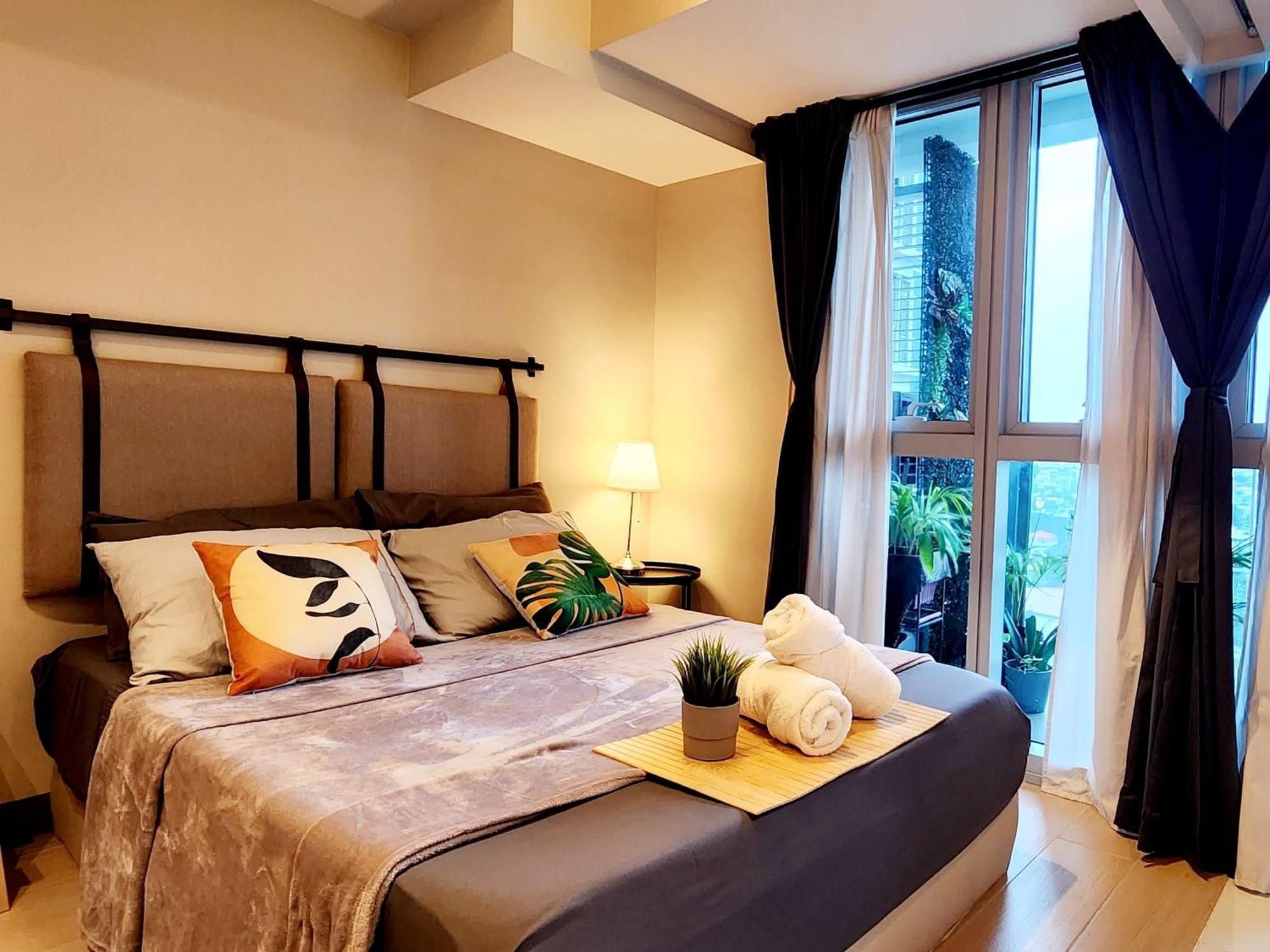 Spacious 7U Homey Unit Steps Away From Uptown Mall And Mitsukoshi Mall Free Parking With Washer Manila Exterior foto
